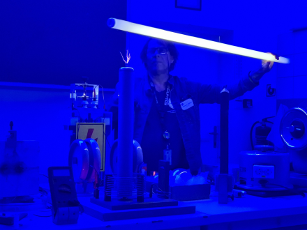 Ignácz Ferenc, az SZTE mesteroktatója kísérlet közben